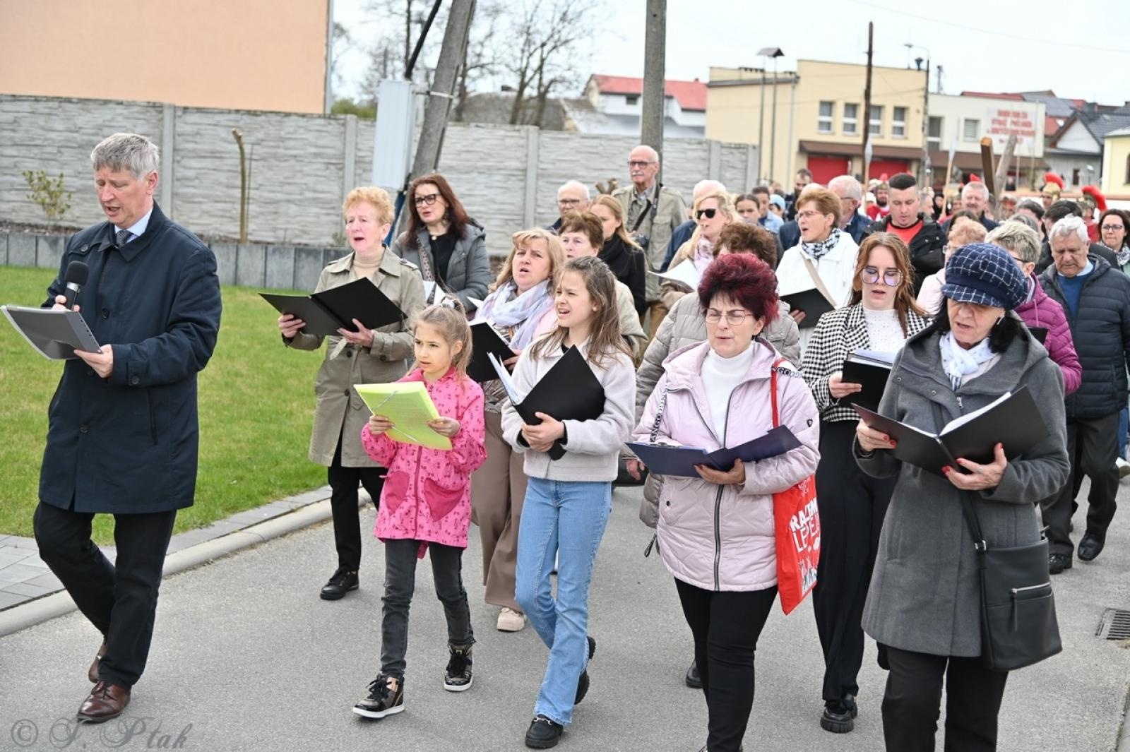 Zdjęcie w galerii na portalu naszraciborz.pl: Misterium Męki Pańskiej w Krzyżanowicach. Poruszające widowisko na pograniczu polsko-czeskim [FOTO i WIDEO] wiadomości z regionu