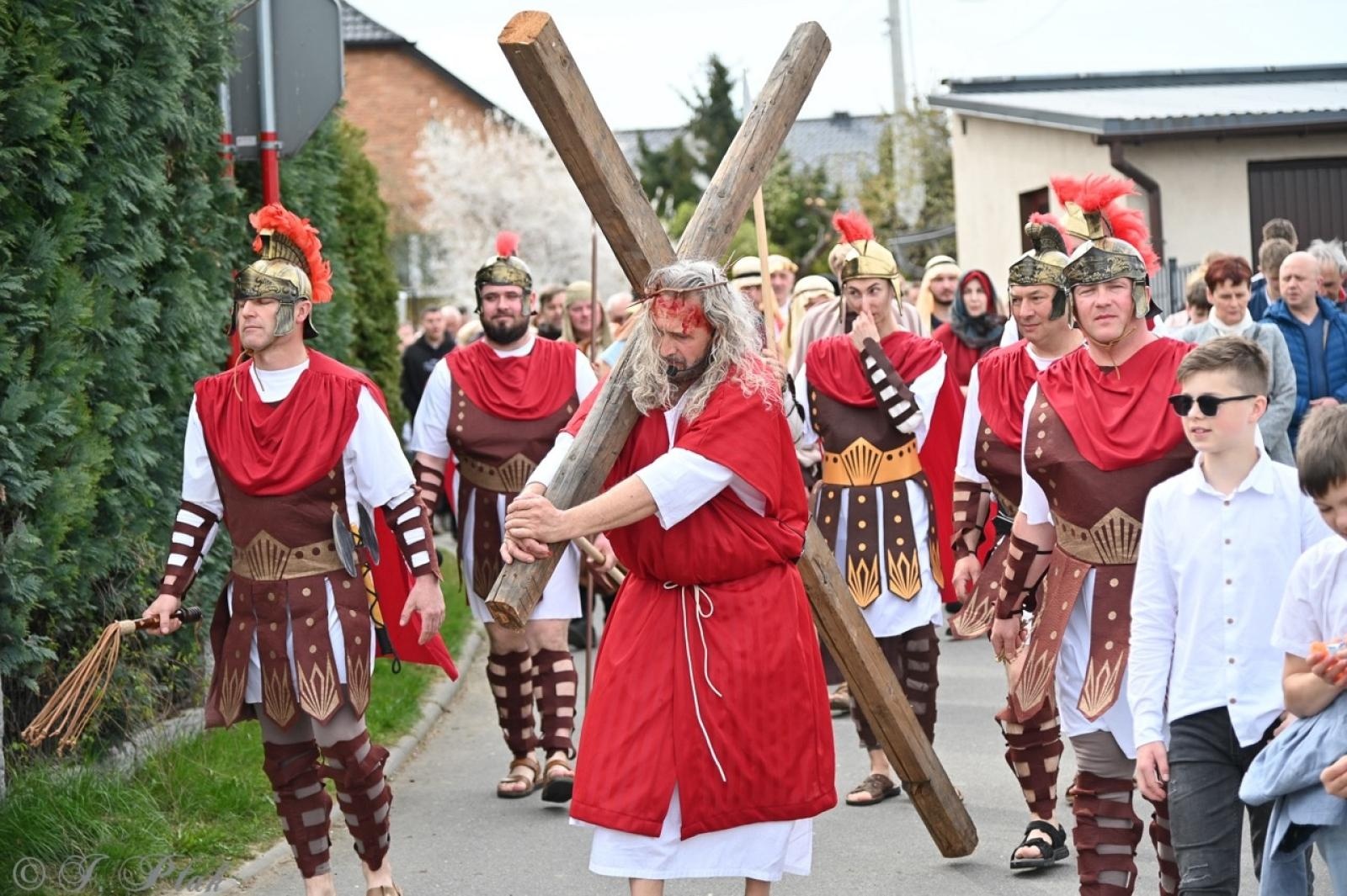 Zdjęcie w galerii na portalu naszraciborz.pl: Misterium Męki Pańskiej w Krzyżanowicach. Poruszające widowisko na pograniczu polsko-czeskim [FOTO i WIDEO] wiadomości z regionu