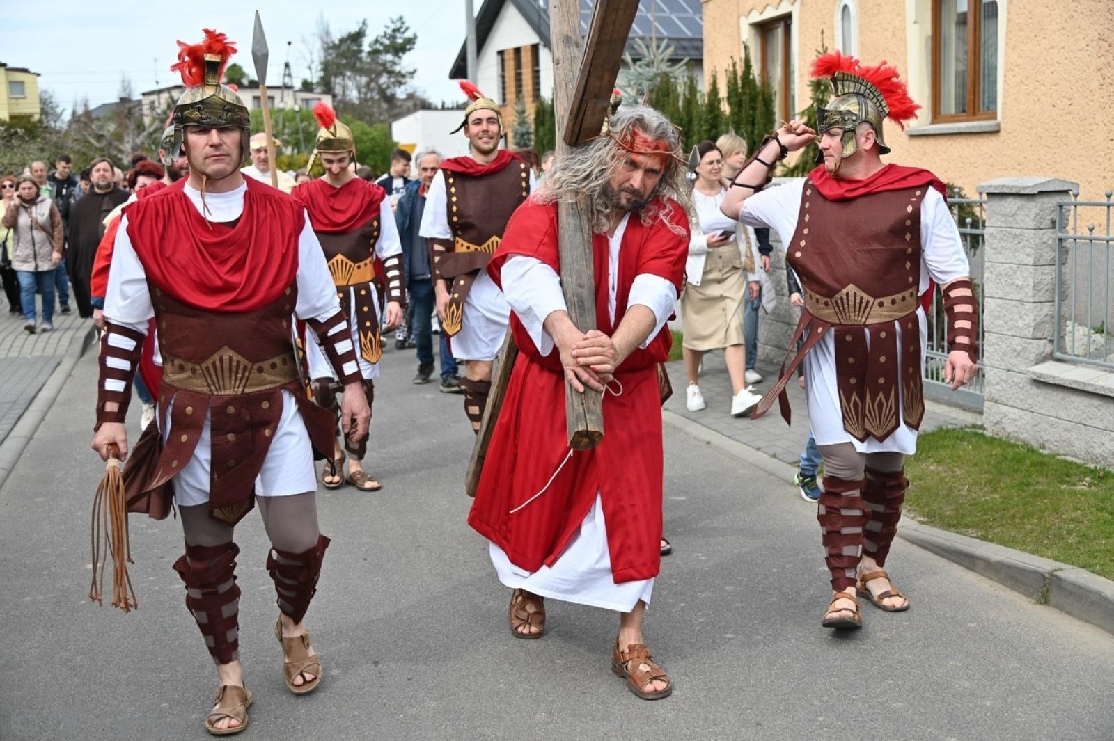 Zdjęcie w galerii na portalu naszraciborz.pl: Misterium Męki Pańskiej w Krzyżanowicach. Poruszające widowisko na pograniczu polsko-czeskim [FOTO i WIDEO] wiadomości z regionu
