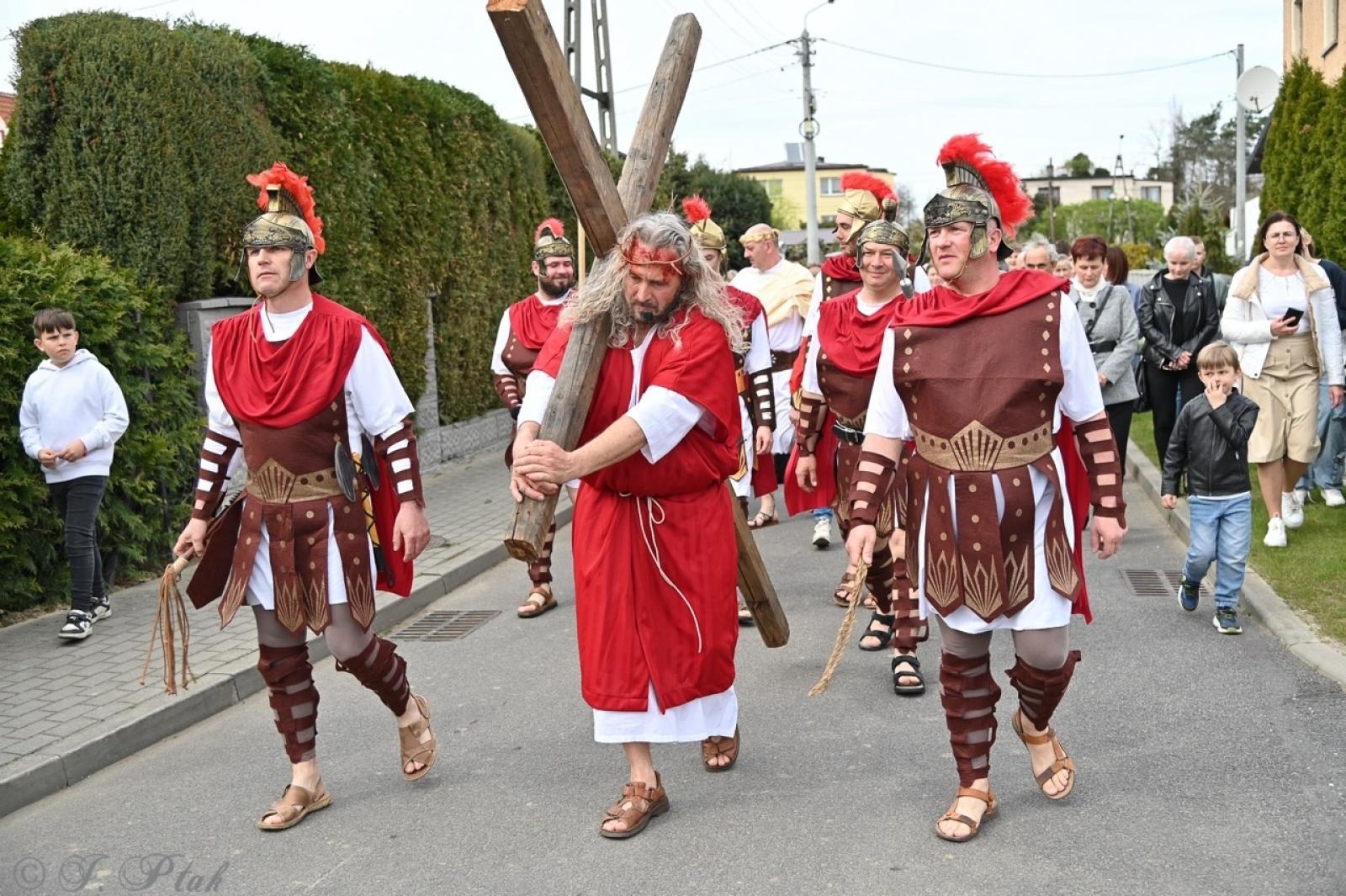 Zdjęcie w galerii na portalu naszraciborz.pl: Misterium Męki Pańskiej w Krzyżanowicach. Poruszające widowisko na pograniczu polsko-czeskim [FOTO i WIDEO] wiadomości z regionu