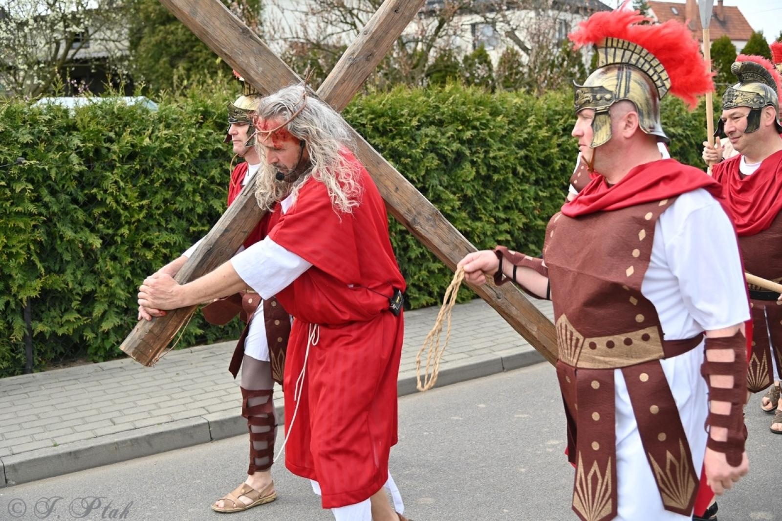 Zdjęcie w galerii na portalu naszraciborz.pl: Misterium Męki Pańskiej w Krzyżanowicach. Poruszające widowisko na pograniczu polsko-czeskim [FOTO i WIDEO] wiadomości z regionu