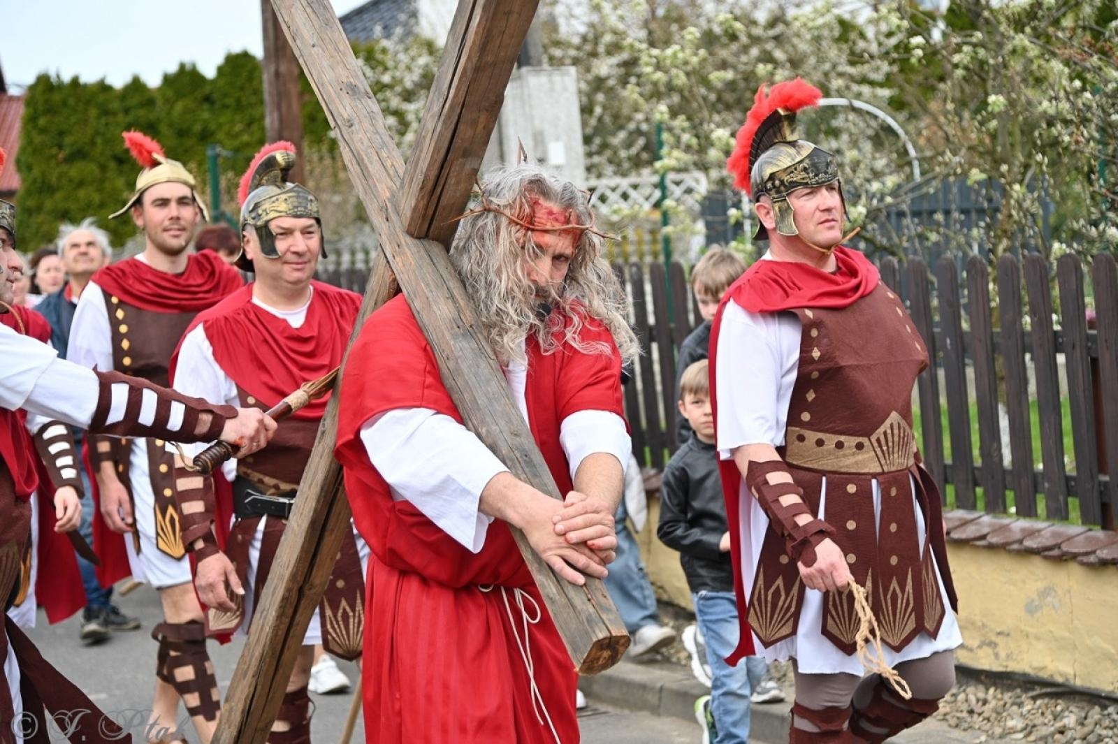 Zdjęcie w galerii na portalu naszraciborz.pl: Misterium Męki Pańskiej w Krzyżanowicach. Poruszające widowisko na pograniczu polsko-czeskim [FOTO i WIDEO] wiadomości z regionu