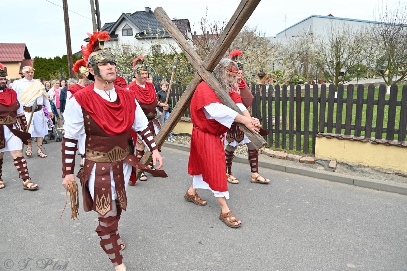 Zdjęcie w galerii na portalu naszraciborz.pl: Misterium Męki Pańskiej w Krzyżanowicach. Poruszające widowisko na pograniczu polsko-czeskim [FOTO i WIDEO] wiadomości z regionu