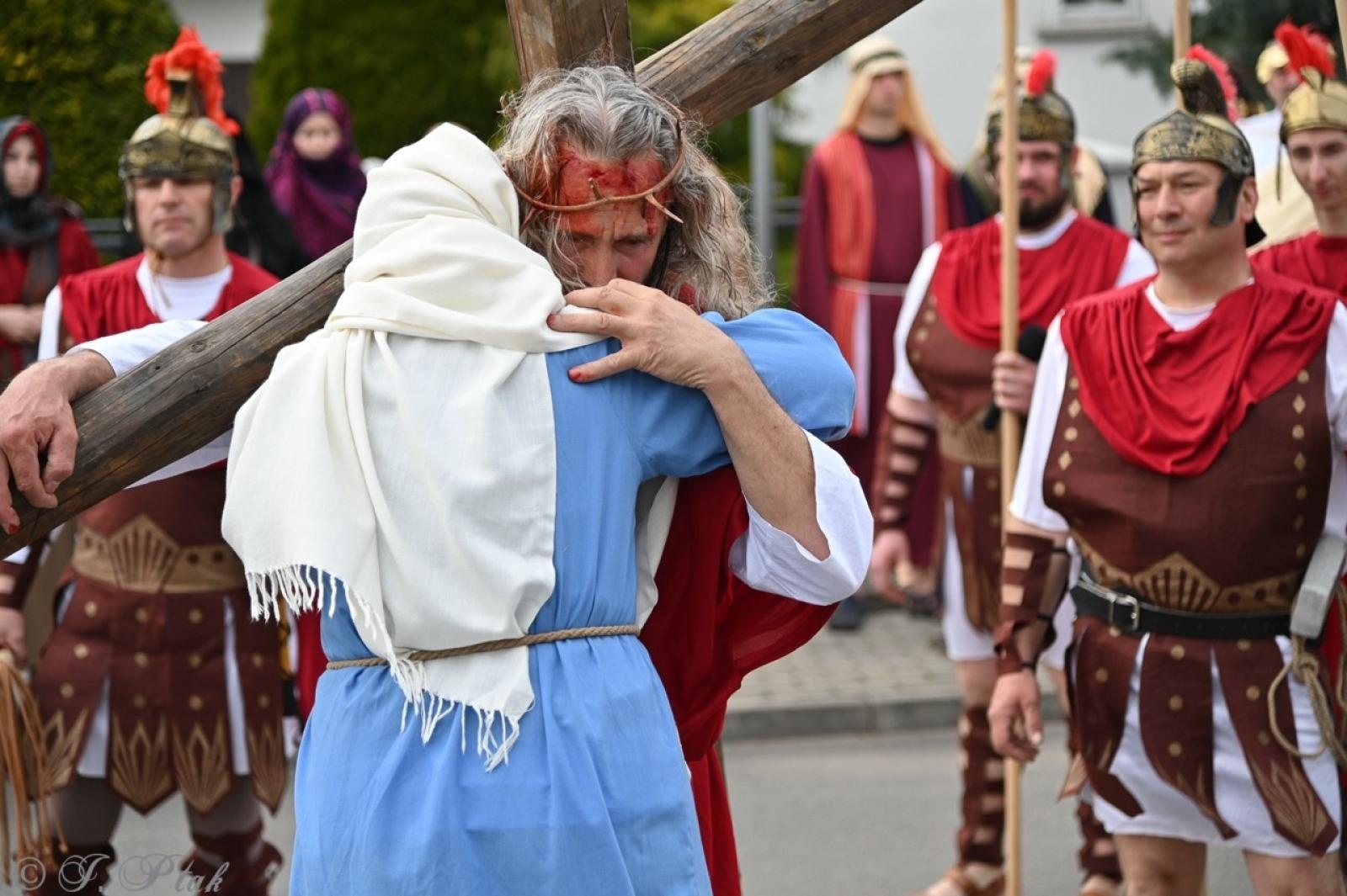 Zdjęcie w galerii na portalu naszraciborz.pl: Misterium Męki Pańskiej w Krzyżanowicach. Poruszające widowisko na pograniczu polsko-czeskim [FOTO i WIDEO] wiadomości z regionu