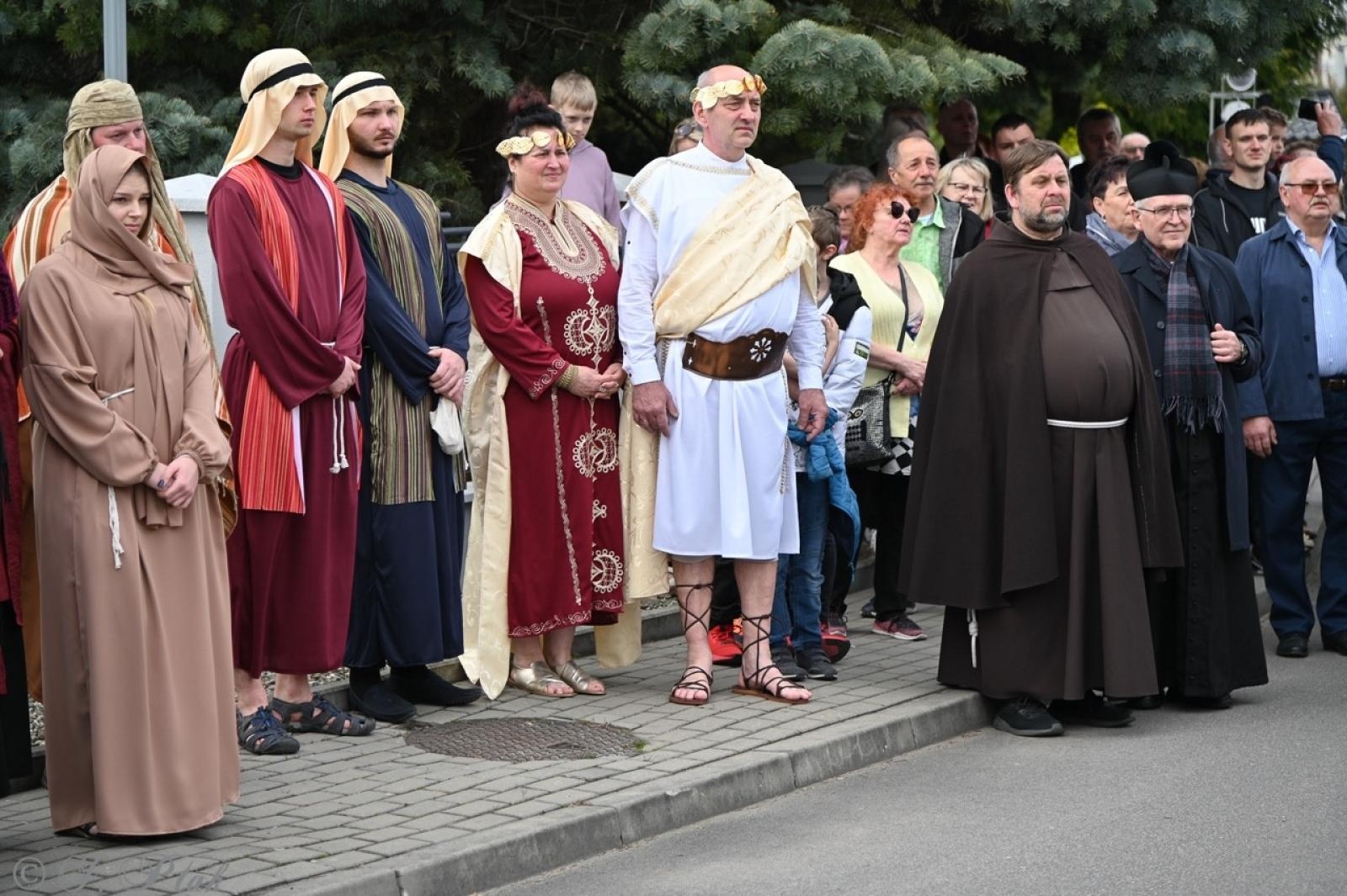 Zdjęcie w galerii na portalu naszraciborz.pl: Misterium Męki Pańskiej w Krzyżanowicach. Poruszające widowisko na pograniczu polsko-czeskim [FOTO i WIDEO] wiadomości z regionu