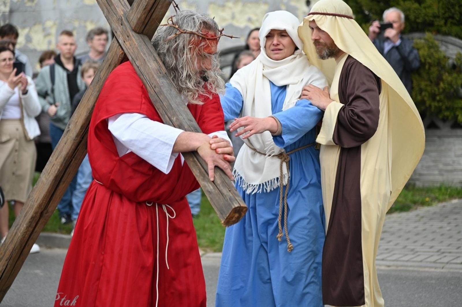 Zdjęcie w galerii na portalu naszraciborz.pl: Misterium Męki Pańskiej w Krzyżanowicach. Poruszające widowisko na pograniczu polsko-czeskim [FOTO i WIDEO] wiadomości z regionu