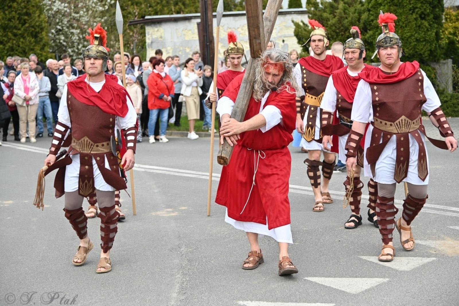 Zdjęcie w galerii na portalu naszraciborz.pl: Misterium Męki Pańskiej w Krzyżanowicach. Poruszające widowisko na pograniczu polsko-czeskim [FOTO i WIDEO] wiadomości z regionu