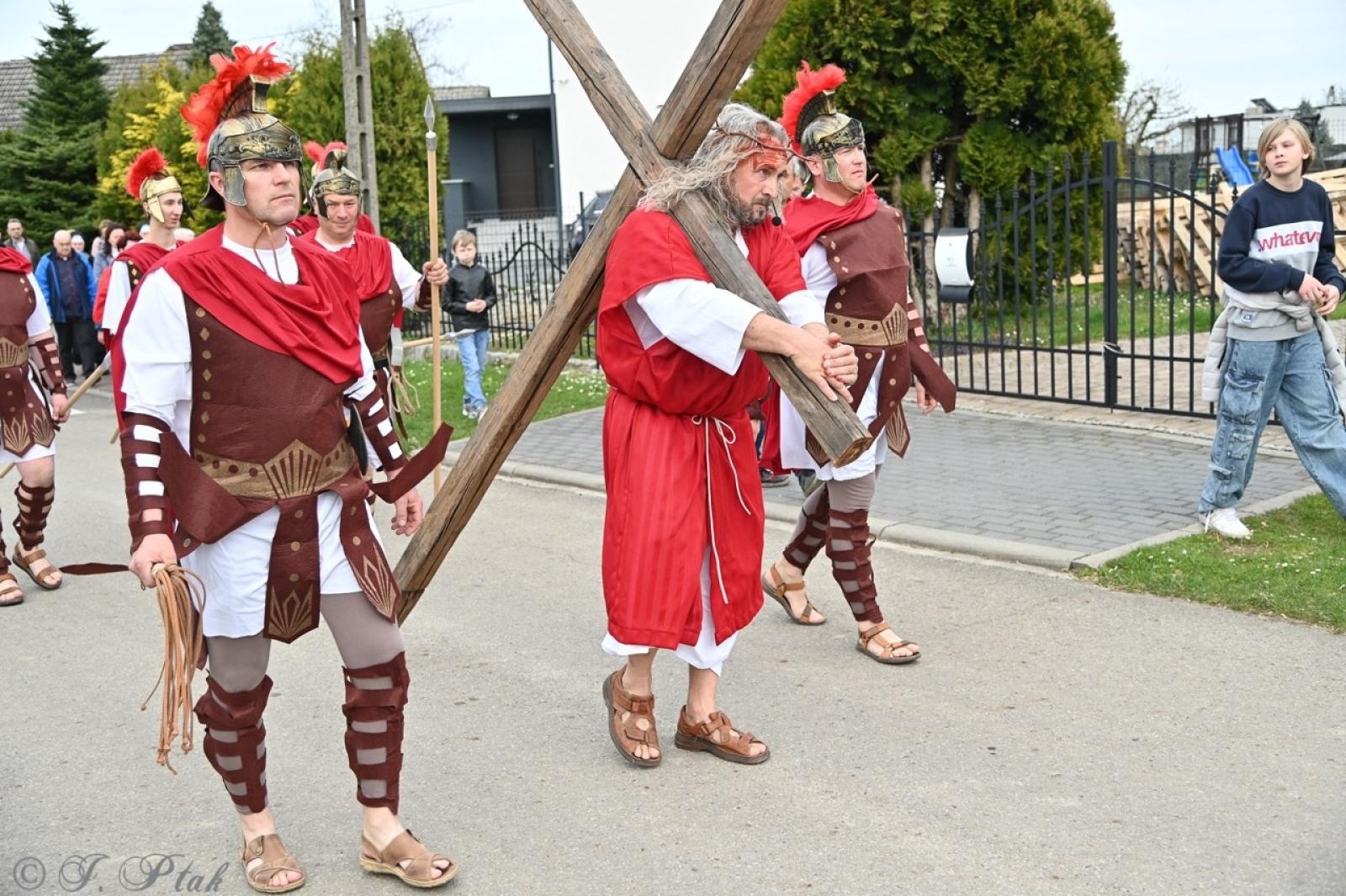 Zdjęcie w galerii na portalu naszraciborz.pl: Misterium Męki Pańskiej w Krzyżanowicach. Poruszające widowisko na pograniczu polsko-czeskim [FOTO i WIDEO] wiadomości z regionu