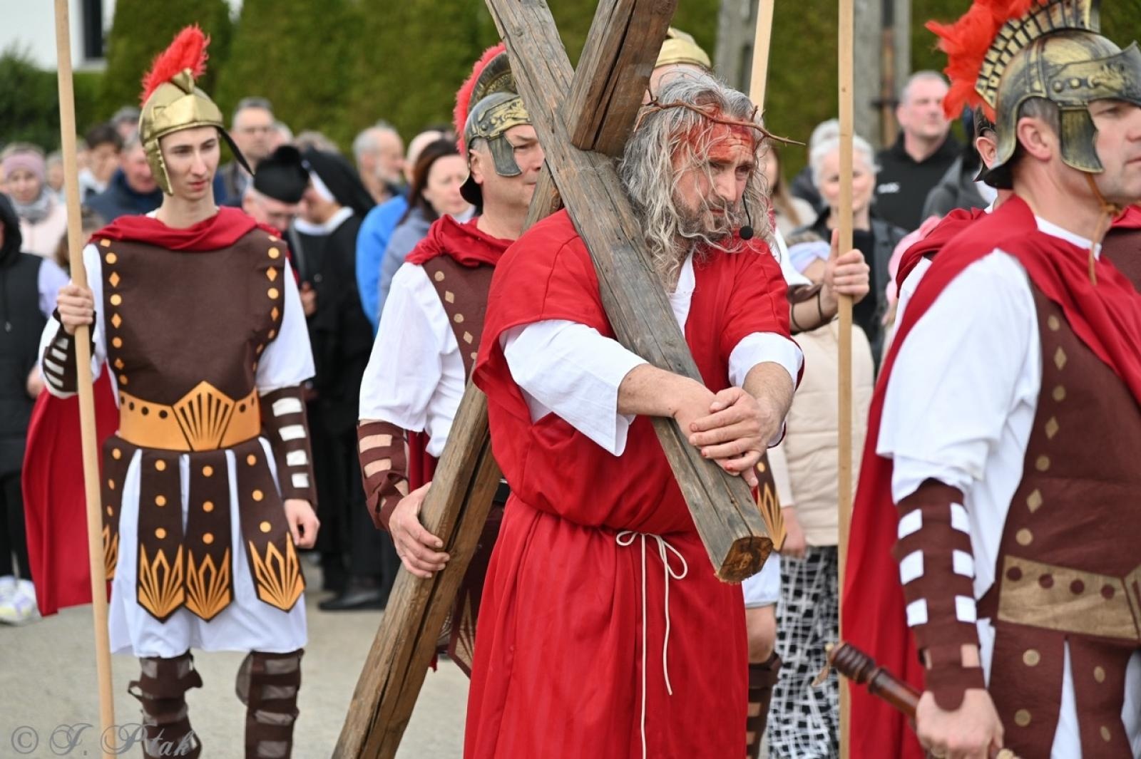 Zdjęcie w galerii na portalu naszraciborz.pl: Misterium Męki Pańskiej w Krzyżanowicach. Poruszające widowisko na pograniczu polsko-czeskim [FOTO i WIDEO] wiadomości z regionu