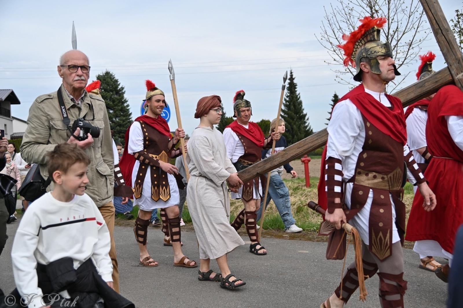 Zdjęcie w galerii na portalu naszraciborz.pl: Misterium Męki Pańskiej w Krzyżanowicach. Poruszające widowisko na pograniczu polsko-czeskim [FOTO i WIDEO] wiadomości z regionu