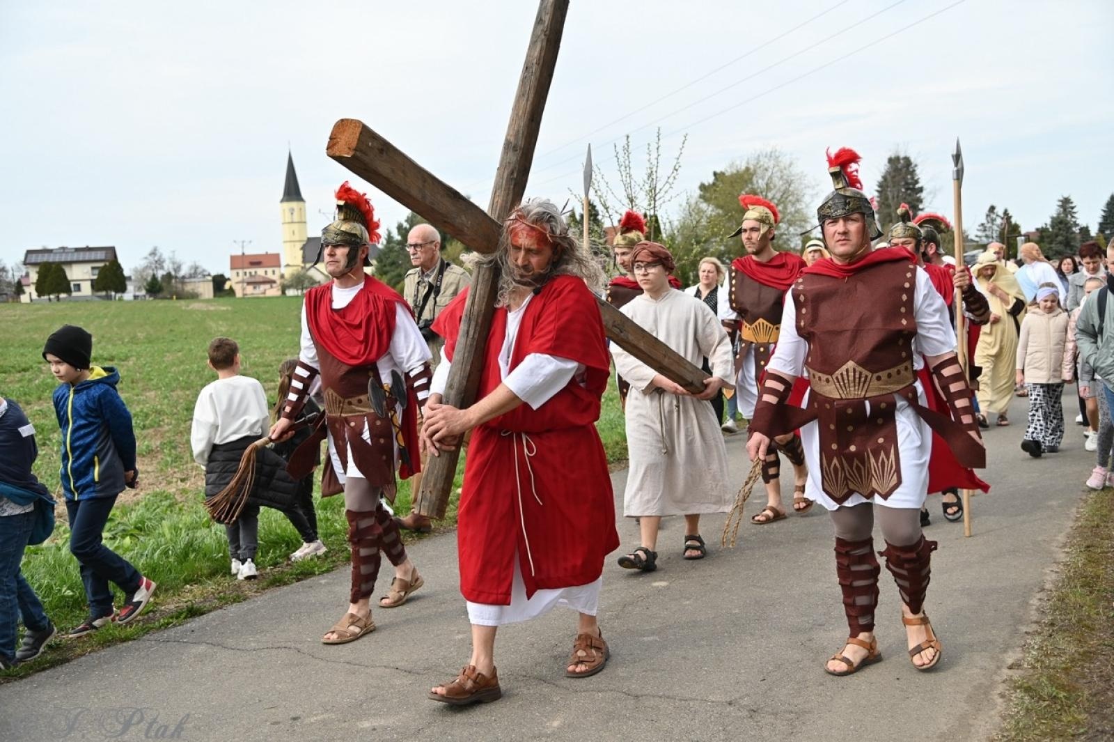Zdjęcie w galerii na portalu naszraciborz.pl: Misterium Męki Pańskiej w Krzyżanowicach. Poruszające widowisko na pograniczu polsko-czeskim [FOTO i WIDEO] wiadomości z regionu
