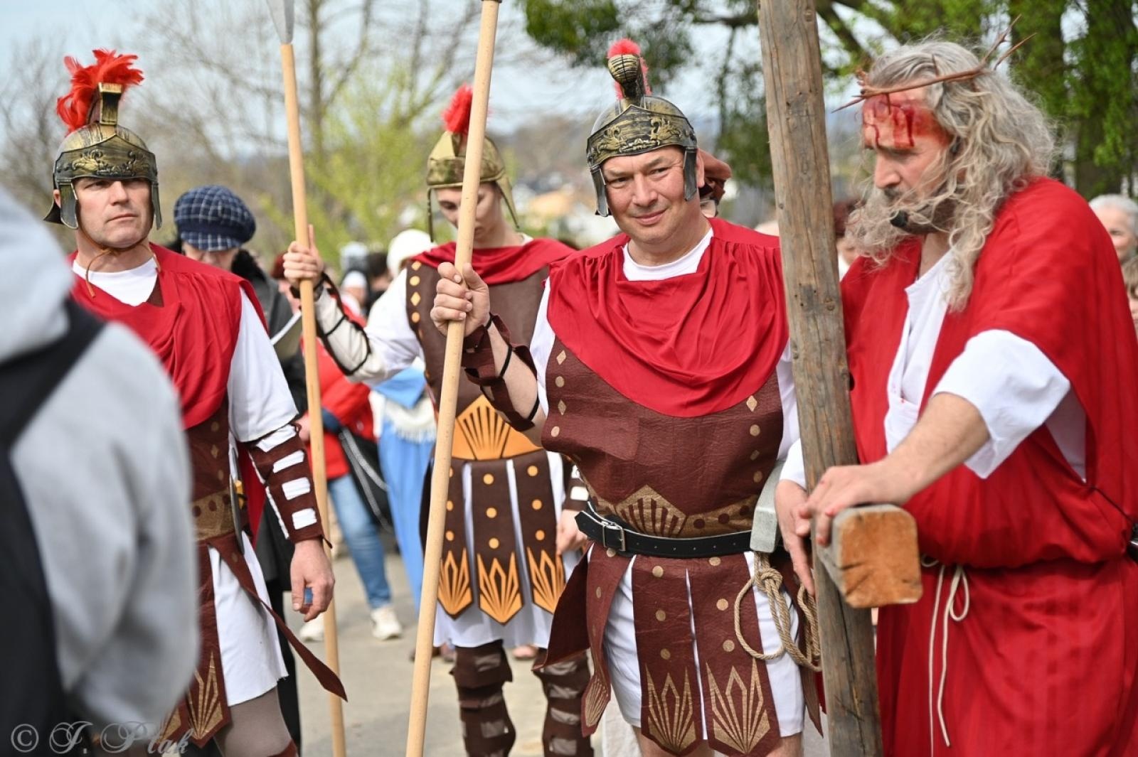 Zdjęcie w galerii na portalu naszraciborz.pl: Misterium Męki Pańskiej w Krzyżanowicach. Poruszające widowisko na pograniczu polsko-czeskim [FOTO i WIDEO] wiadomości z regionu