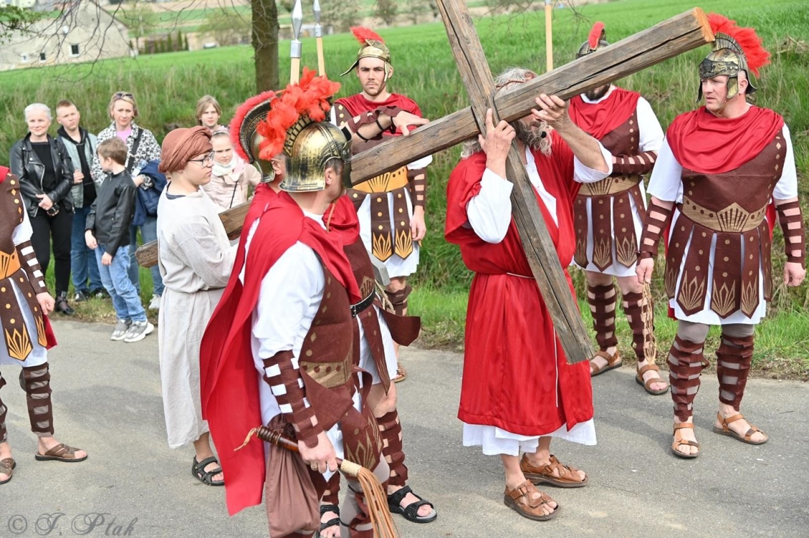 Zdjęcie w galerii na portalu naszraciborz.pl: Misterium Męki Pańskiej w Krzyżanowicach. Poruszające widowisko na pograniczu polsko-czeskim [FOTO i WIDEO] wiadomości z regionu