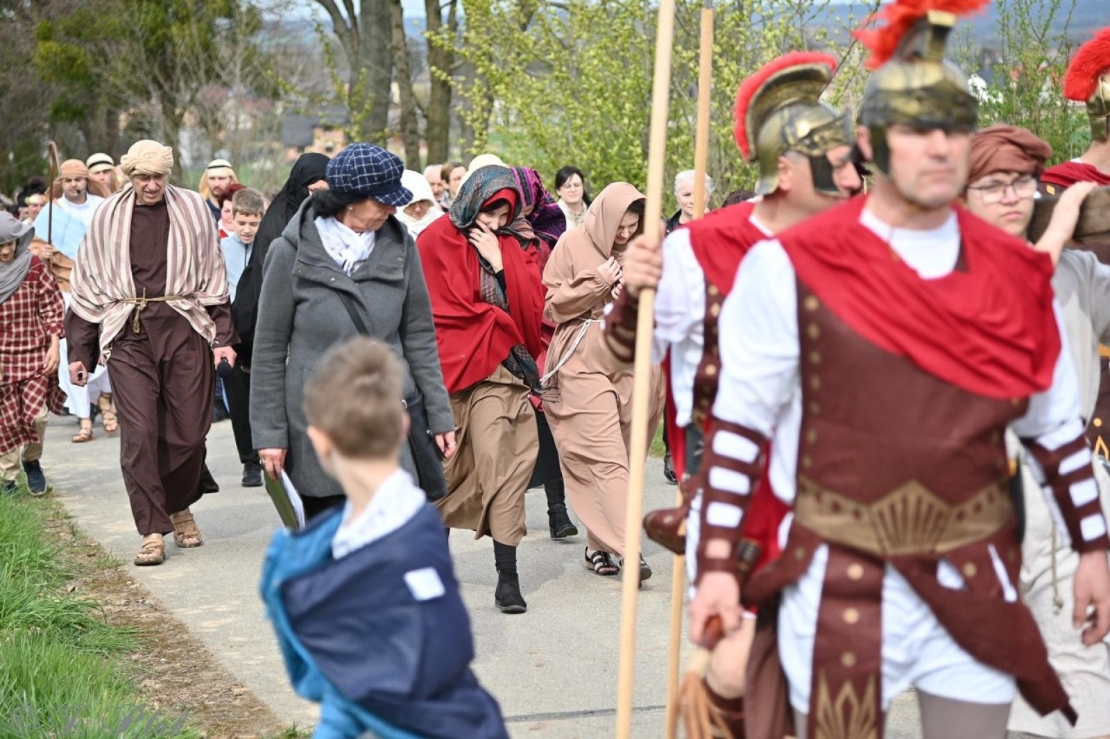 Zdjęcie w galerii na portalu naszraciborz.pl: Misterium Męki Pańskiej w Krzyżanowicach. Poruszające widowisko na pograniczu polsko-czeskim [FOTO i WIDEO] wiadomości z regionu