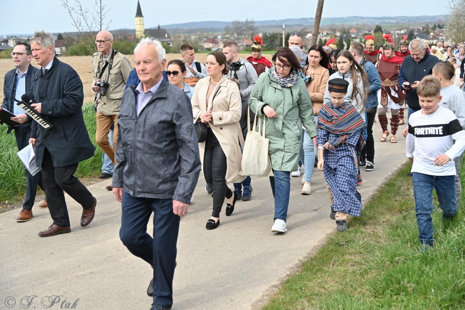 Zdjęcie w galerii na portalu naszraciborz.pl: Misterium Męki Pańskiej w Krzyżanowicach. Poruszające widowisko na pograniczu polsko-czeskim [FOTO i WIDEO] wiadomości z regionu