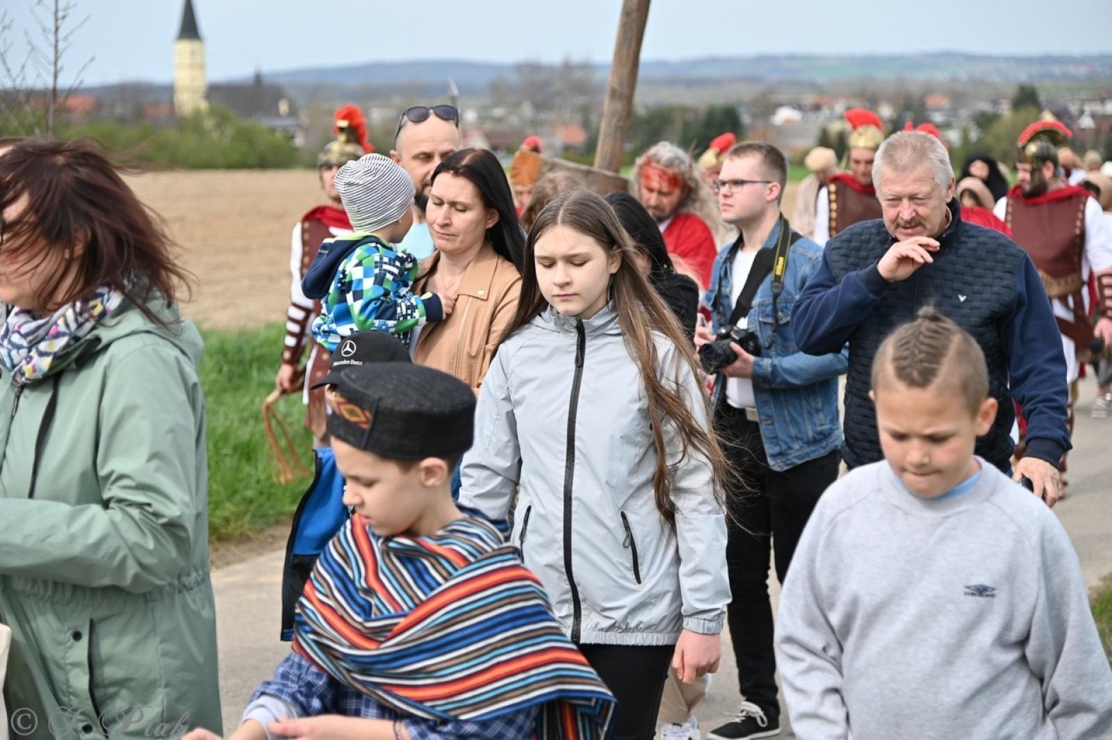 Zdjęcie w galerii na portalu naszraciborz.pl: Misterium Męki Pańskiej w Krzyżanowicach. Poruszające widowisko na pograniczu polsko-czeskim [FOTO i WIDEO] wiadomości z regionu