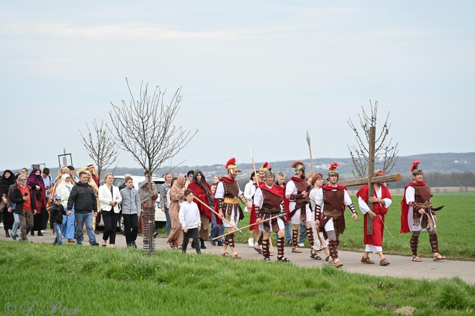 Zdjęcie w galerii na portalu naszraciborz.pl: Misterium Męki Pańskiej w Krzyżanowicach. Poruszające widowisko na pograniczu polsko-czeskim [FOTO i WIDEO] wiadomości z regionu