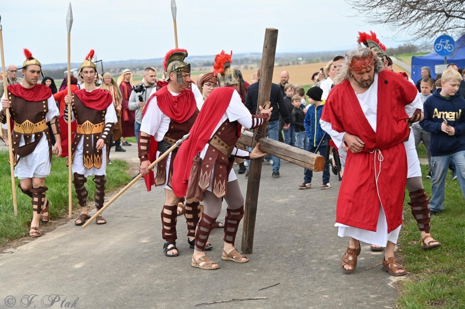 Zdjęcie w galerii na portalu naszraciborz.pl: Misterium Męki Pańskiej w Krzyżanowicach. Poruszające widowisko na pograniczu polsko-czeskim [FOTO i WIDEO] wiadomości z regionu