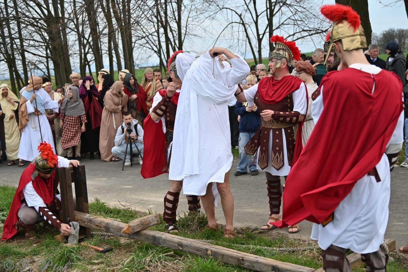 Zdjęcie w galerii na portalu naszraciborz.pl: Misterium Męki Pańskiej w Krzyżanowicach. Poruszające widowisko na pograniczu polsko-czeskim [FOTO i WIDEO] wiadomości z regionu