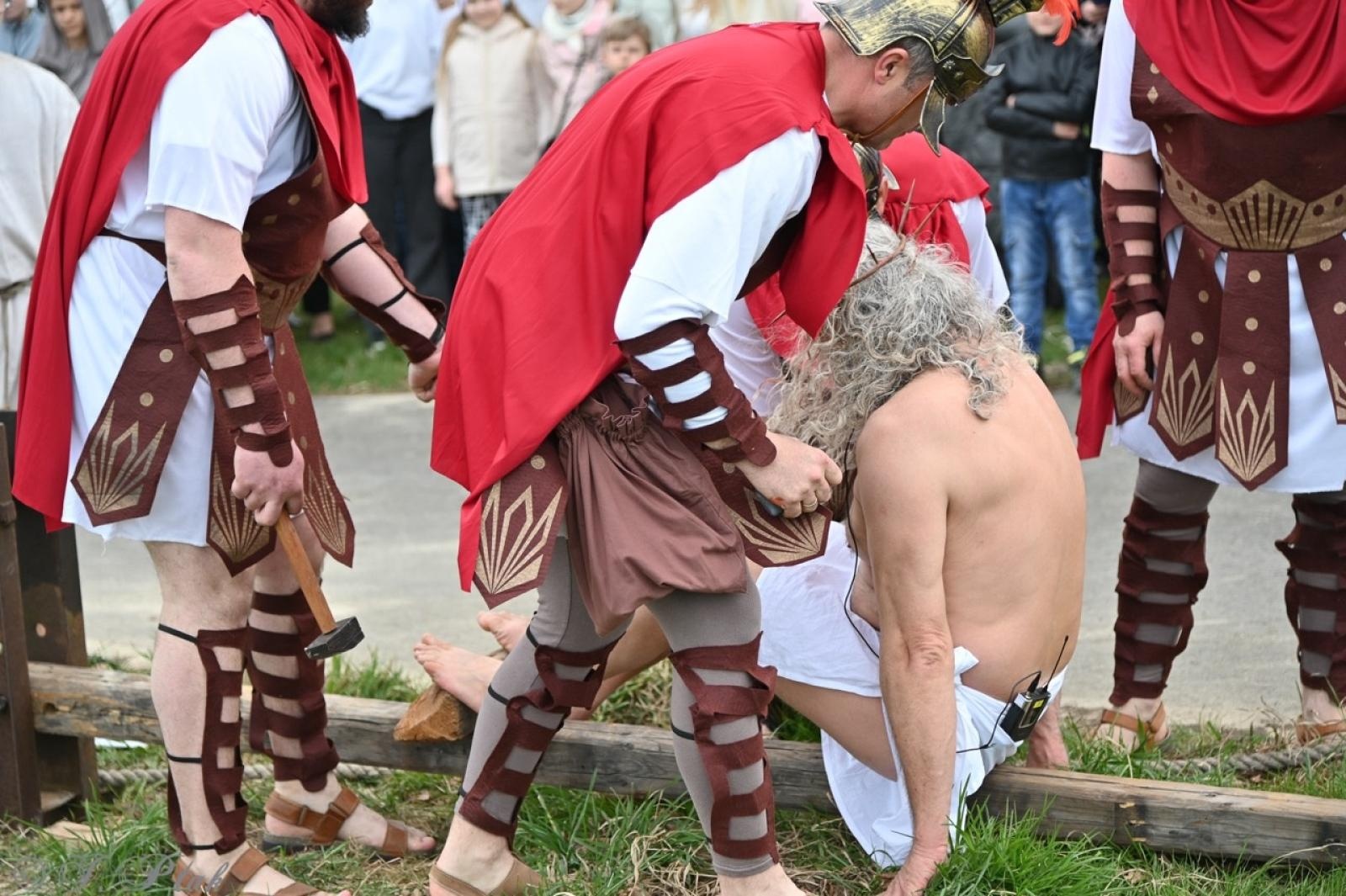 Zdjęcie w galerii na portalu naszraciborz.pl: Misterium Męki Pańskiej w Krzyżanowicach. Poruszające widowisko na pograniczu polsko-czeskim [FOTO i WIDEO] wiadomości z regionu