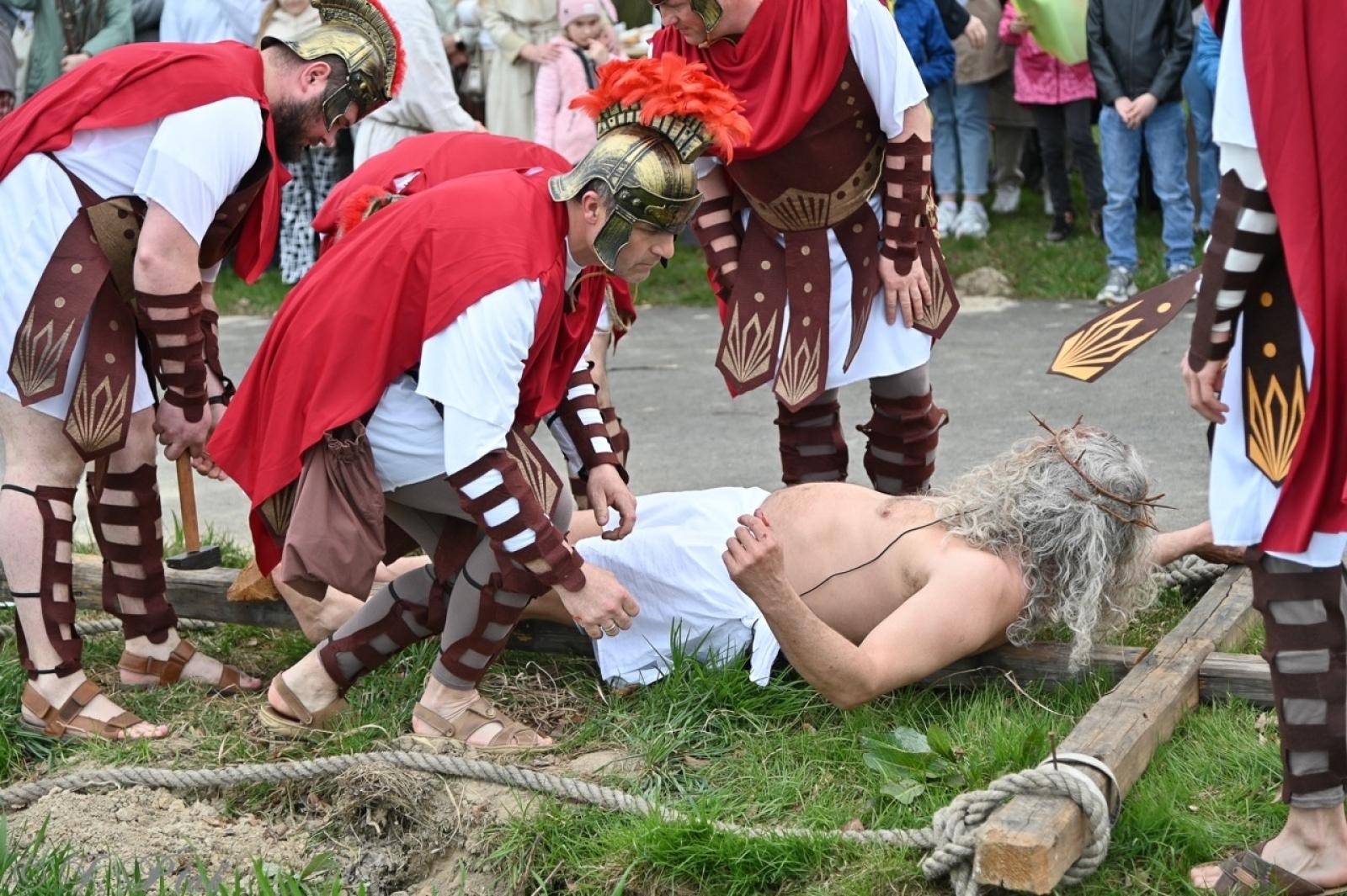 Zdjęcie w galerii na portalu naszraciborz.pl: Misterium Męki Pańskiej w Krzyżanowicach. Poruszające widowisko na pograniczu polsko-czeskim [FOTO i WIDEO] wiadomości z regionu