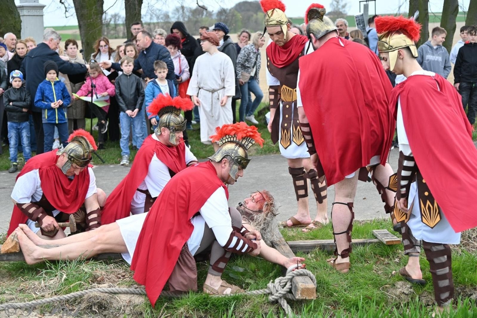 Zdjęcie w galerii na portalu naszraciborz.pl: Misterium Męki Pańskiej w Krzyżanowicach. Poruszające widowisko na pograniczu polsko-czeskim [FOTO i WIDEO] wiadomości z regionu
