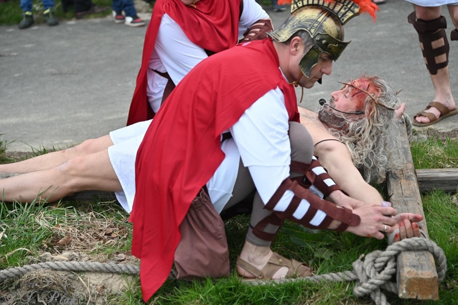 Zdjęcie w galerii na portalu naszraciborz.pl: Misterium Męki Pańskiej w Krzyżanowicach. Poruszające widowisko na pograniczu polsko-czeskim [FOTO i WIDEO] wiadomości z regionu