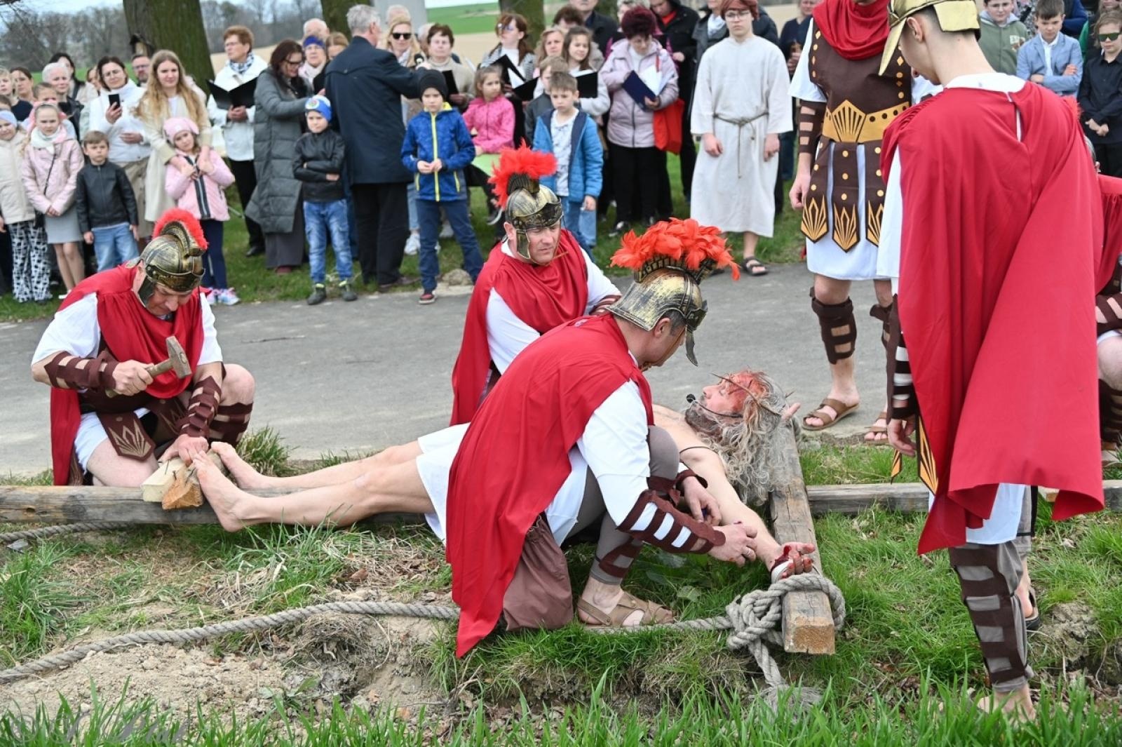 Zdjęcie w galerii na portalu naszraciborz.pl: Misterium Męki Pańskiej w Krzyżanowicach. Poruszające widowisko na pograniczu polsko-czeskim [FOTO i WIDEO] wiadomości z regionu