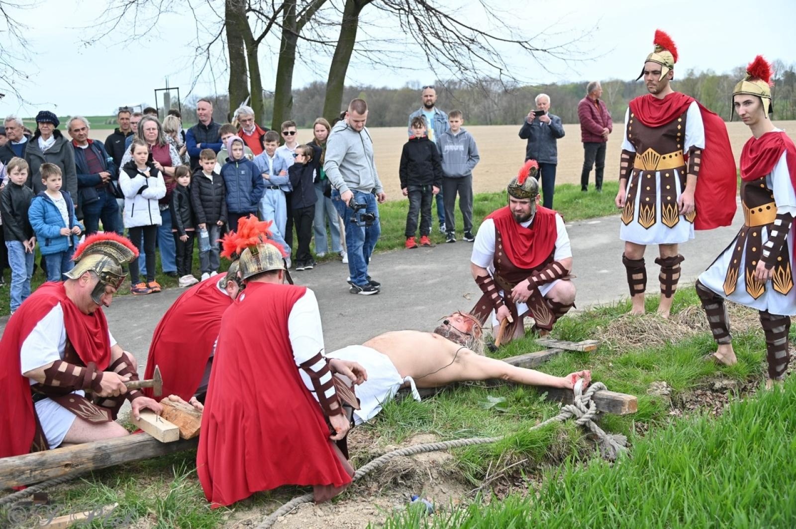 Zdjęcie w galerii na portalu naszraciborz.pl: Misterium Męki Pańskiej w Krzyżanowicach. Poruszające widowisko na pograniczu polsko-czeskim [FOTO i WIDEO] wiadomości z regionu