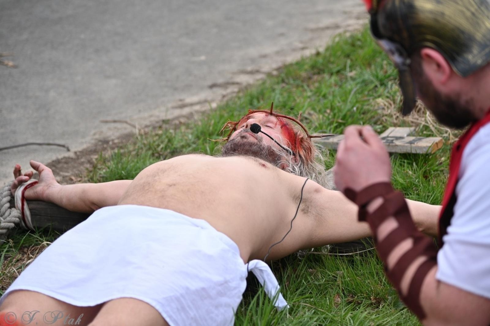 Zdjęcie w galerii na portalu naszraciborz.pl: Misterium Męki Pańskiej w Krzyżanowicach. Poruszające widowisko na pograniczu polsko-czeskim [FOTO i WIDEO] wiadomości z regionu