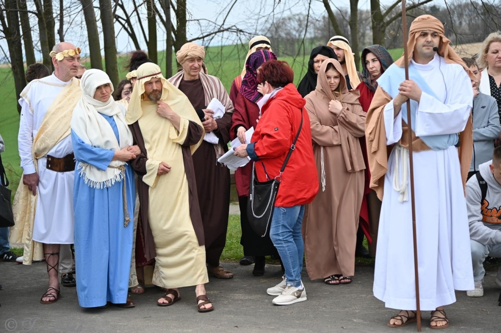 Zdjęcie w galerii na portalu naszraciborz.pl: Misterium Męki Pańskiej w Krzyżanowicach. Poruszające widowisko na pograniczu polsko-czeskim [FOTO i WIDEO] wiadomości z regionu