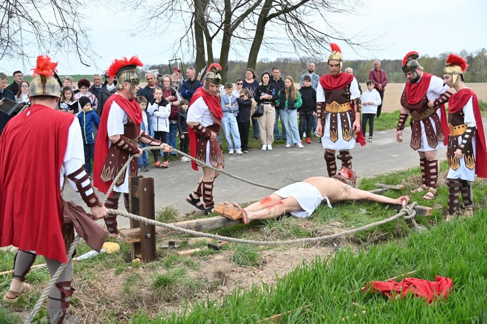 Zdjęcie w galerii na portalu naszraciborz.pl: Misterium Męki Pańskiej w Krzyżanowicach. Poruszające widowisko na pograniczu polsko-czeskim [FOTO i WIDEO] wiadomości z regionu