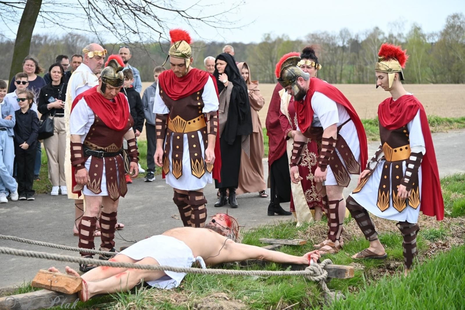 Zdjęcie w galerii na portalu naszraciborz.pl: Misterium Męki Pańskiej w Krzyżanowicach. Poruszające widowisko na pograniczu polsko-czeskim [FOTO i WIDEO] wiadomości z regionu
