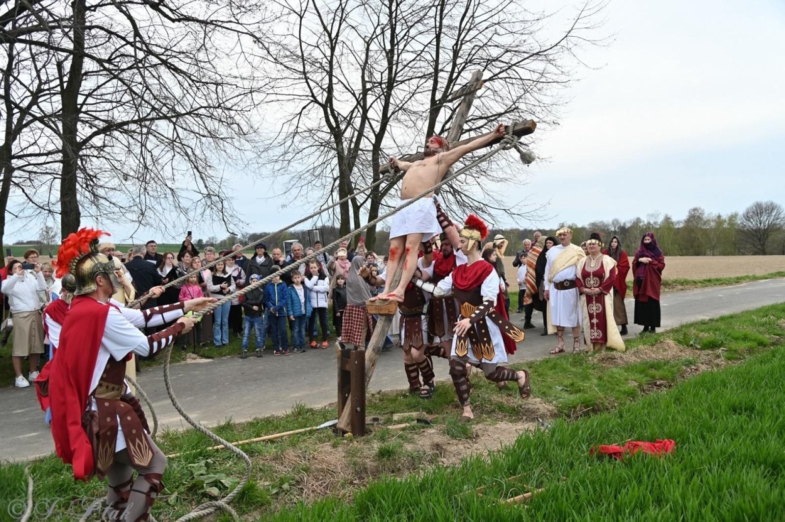 Zdjęcie w galerii na portalu naszraciborz.pl: Misterium Męki Pańskiej w Krzyżanowicach. Poruszające widowisko na pograniczu polsko-czeskim [FOTO i WIDEO] wiadomości z regionu