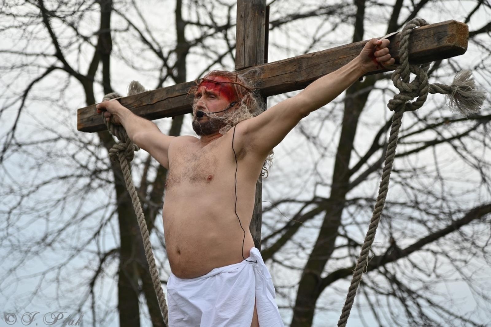 Zdjęcie w galerii na portalu naszraciborz.pl: Misterium Męki Pańskiej w Krzyżanowicach. Poruszające widowisko na pograniczu polsko-czeskim [FOTO i WIDEO] wiadomości z regionu
