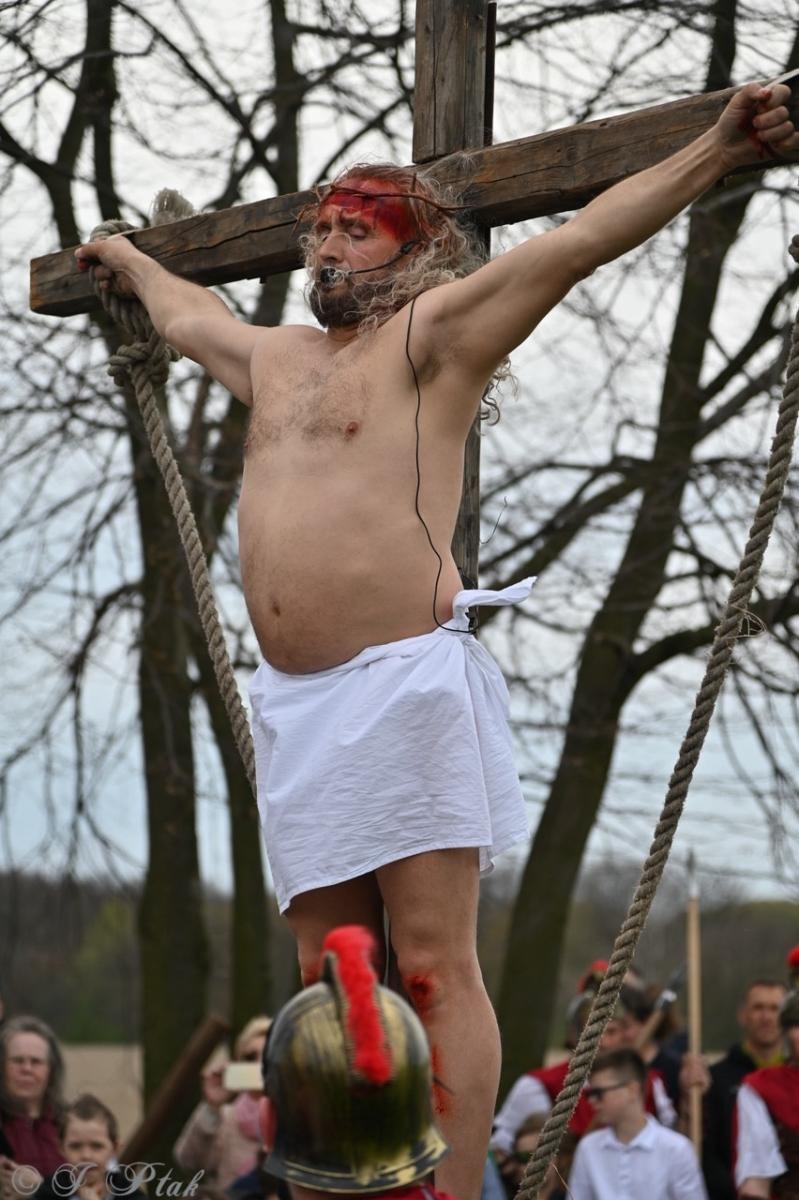 Zdjęcie w galerii na portalu naszraciborz.pl: Misterium Męki Pańskiej w Krzyżanowicach. Poruszające widowisko na pograniczu polsko-czeskim [FOTO i WIDEO] wiadomości z regionu