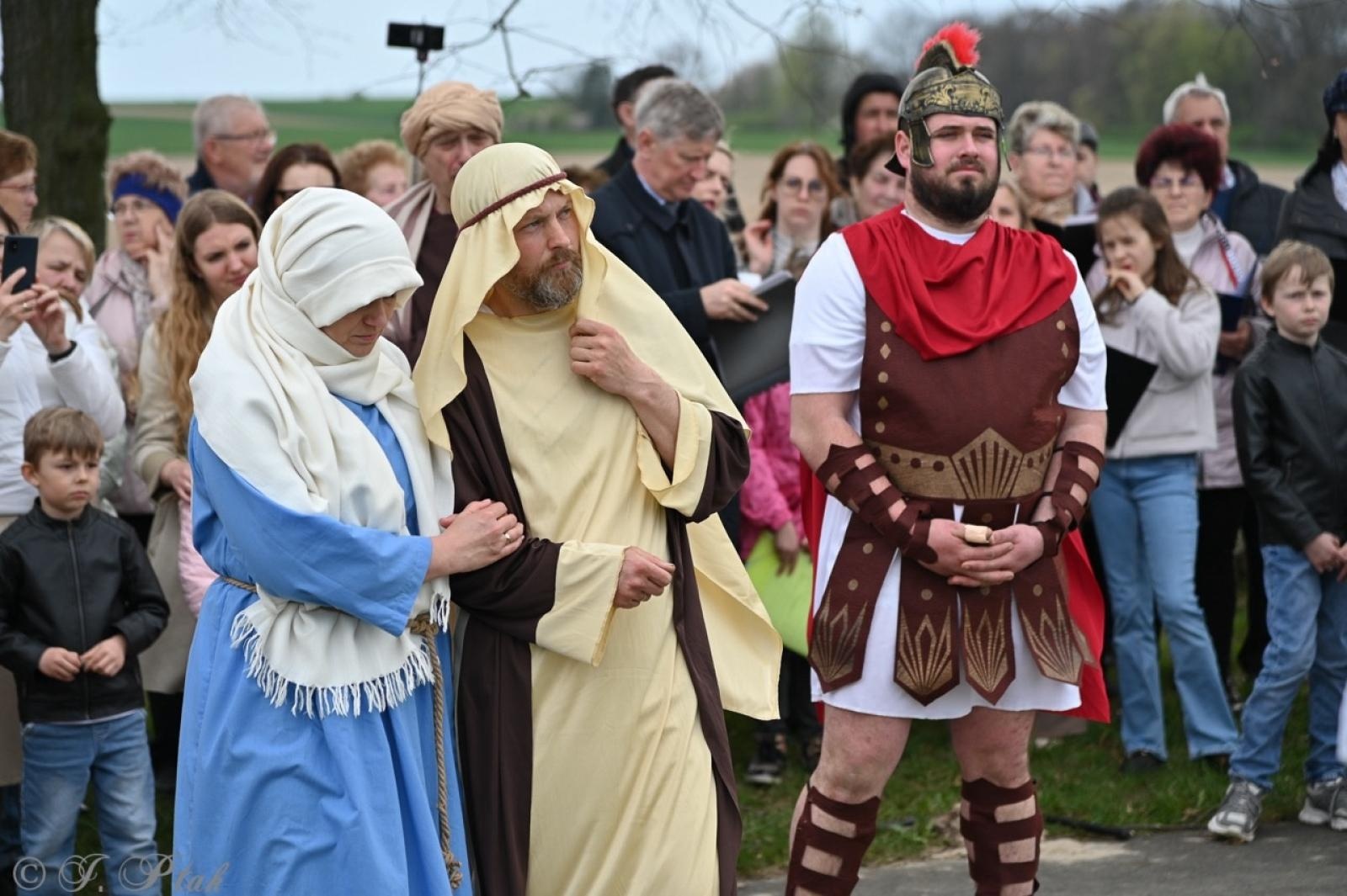 Zdjęcie w galerii na portalu naszraciborz.pl: Misterium Męki Pańskiej w Krzyżanowicach. Poruszające widowisko na pograniczu polsko-czeskim [FOTO i WIDEO] wiadomości z regionu