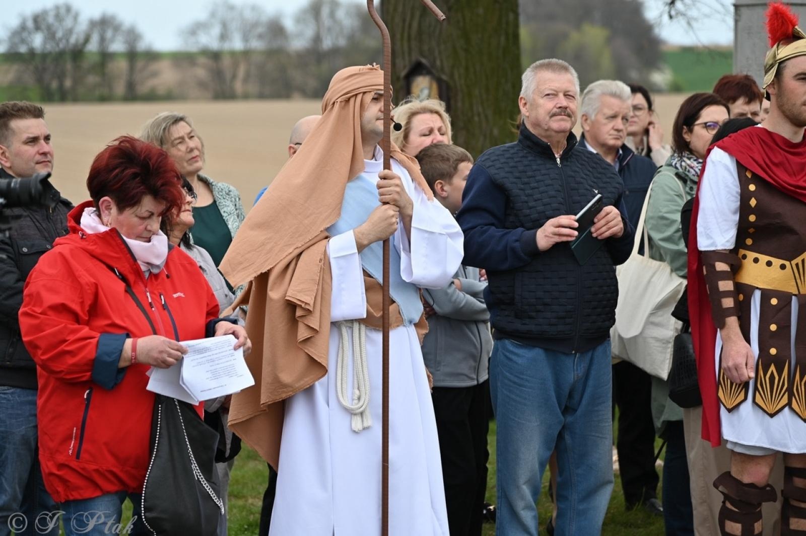 Zdjęcie w galerii na portalu naszraciborz.pl: Misterium Męki Pańskiej w Krzyżanowicach. Poruszające widowisko na pograniczu polsko-czeskim [FOTO i WIDEO] wiadomości z regionu