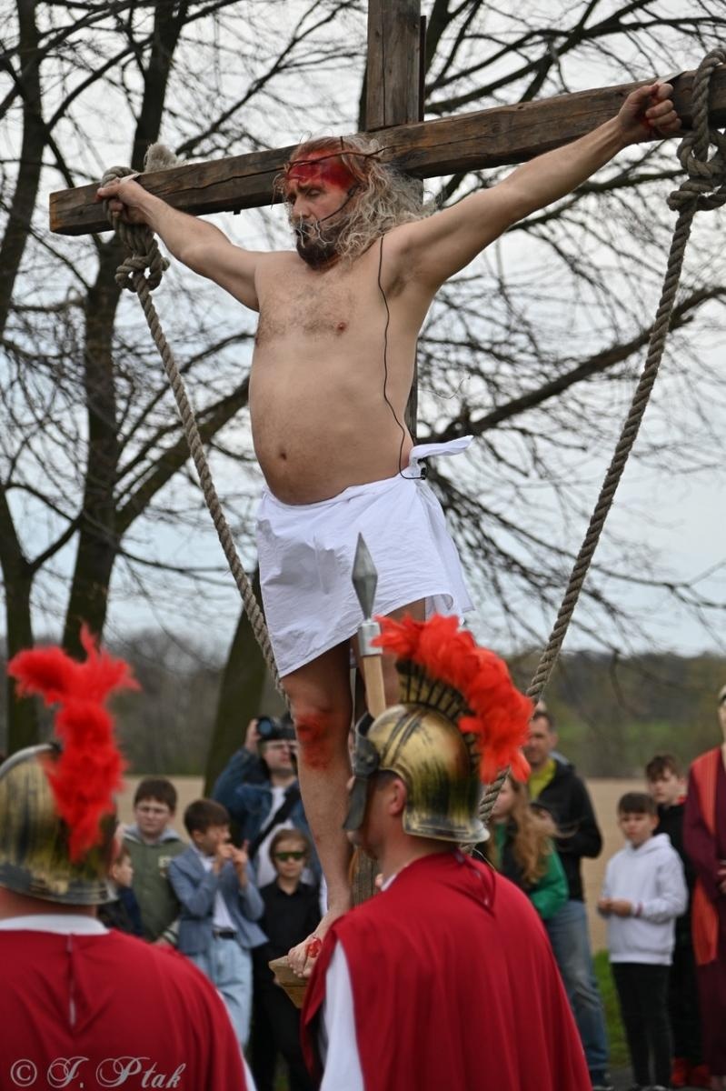 Zdjęcie w galerii na portalu naszraciborz.pl: Misterium Męki Pańskiej w Krzyżanowicach. Poruszające widowisko na pograniczu polsko-czeskim [FOTO i WIDEO] wiadomości z regionu