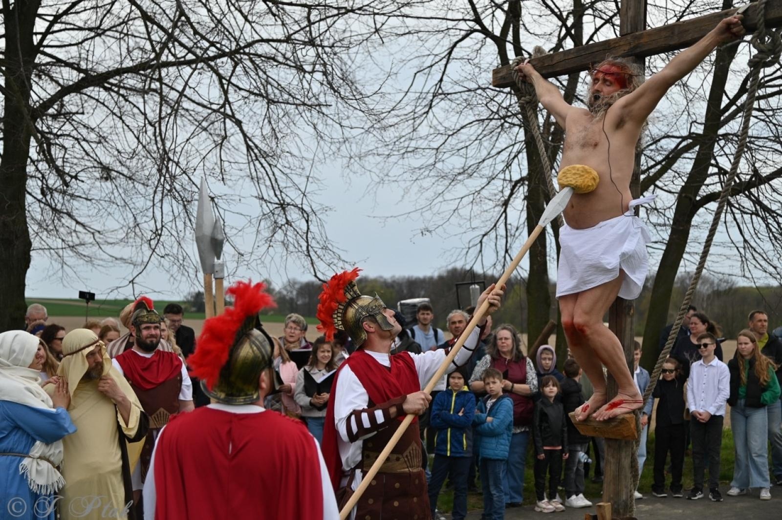 Zdjęcie w galerii na portalu naszraciborz.pl: Misterium Męki Pańskiej w Krzyżanowicach. Poruszające widowisko na pograniczu polsko-czeskim [FOTO i WIDEO] wiadomości z regionu