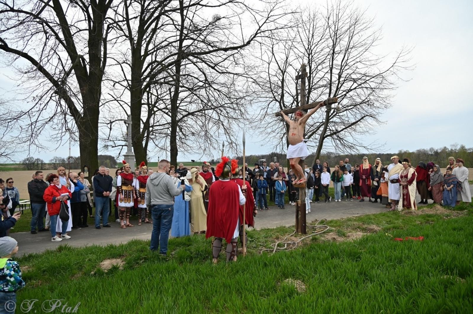 Zdjęcie w galerii na portalu naszraciborz.pl: Misterium Męki Pańskiej w Krzyżanowicach. Poruszające widowisko na pograniczu polsko-czeskim [FOTO i WIDEO] wiadomości z regionu
