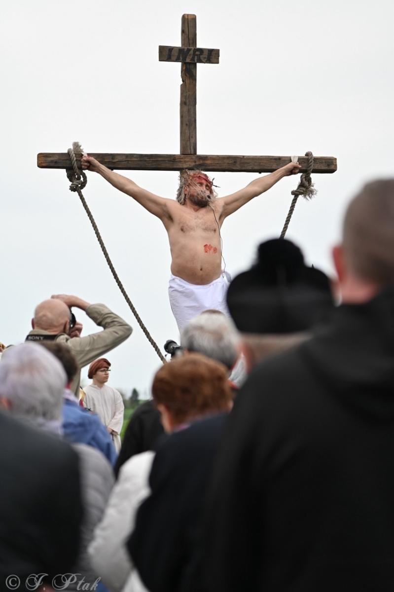 Zdjęcie w galerii na portalu naszraciborz.pl: Misterium Męki Pańskiej w Krzyżanowicach. Poruszające widowisko na pograniczu polsko-czeskim [FOTO i WIDEO] wiadomości z regionu