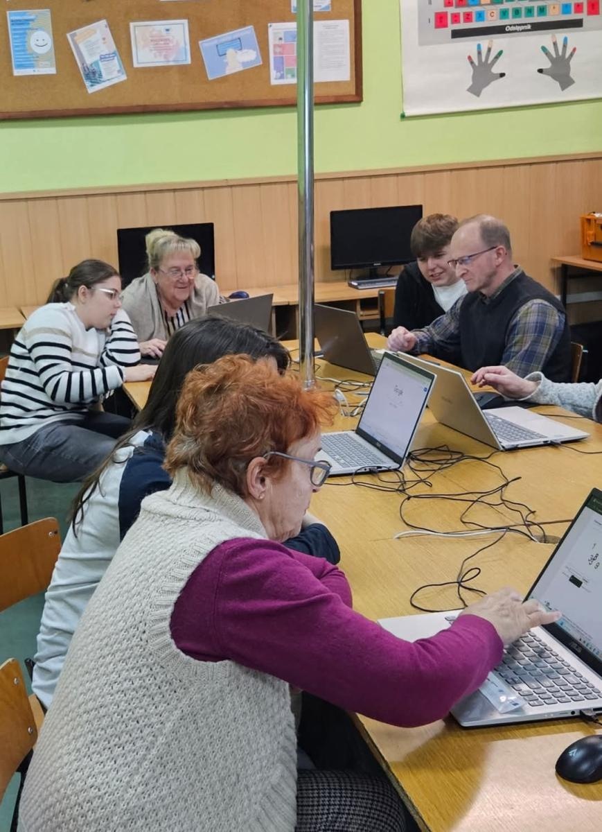 Zdjęcie w galerii na portalu naszraciborz.pl: Szkoła na Płoni łączy pokolenia wiadomości z regionu