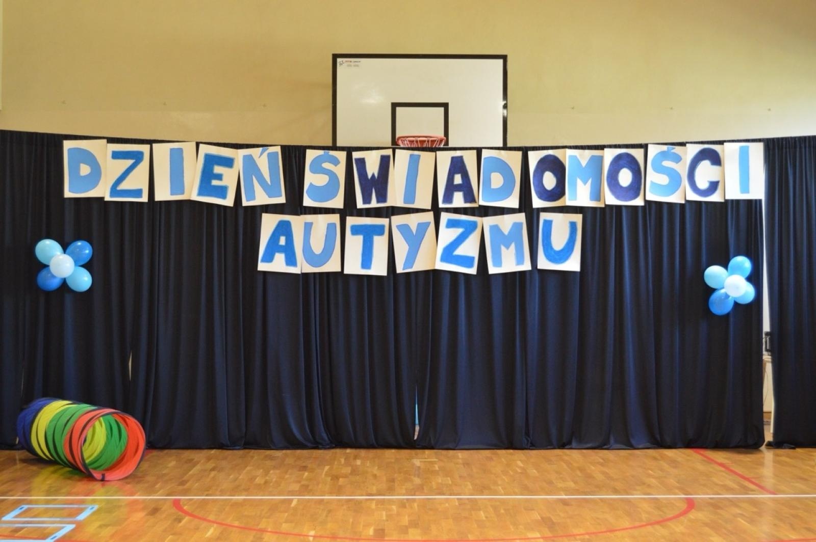 Zdjęcie w galerii na portalu naszraciborz.pl: Światowy Dzień Świadomości Autyzmu w SP4 – dzień integracji i tolerancji wiadomości z regionu