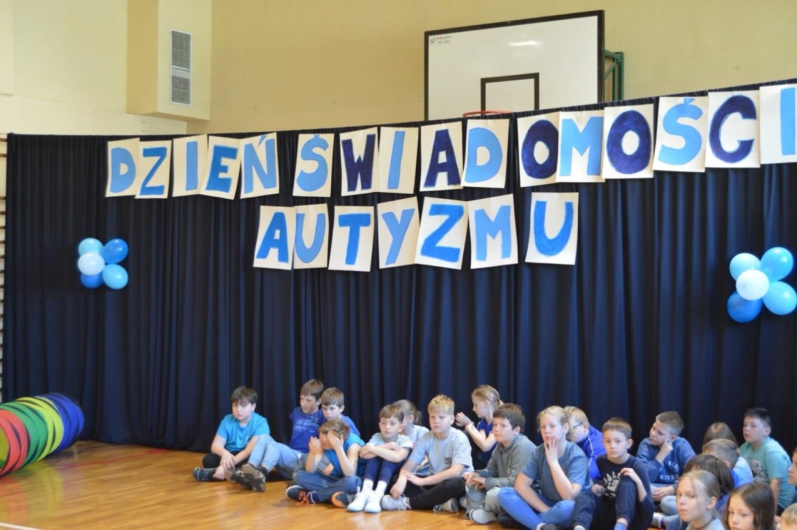 Zdjęcie w galerii na portalu naszraciborz.pl: Światowy Dzień Świadomości Autyzmu w SP4 – dzień integracji i tolerancji wiadomości z regionu