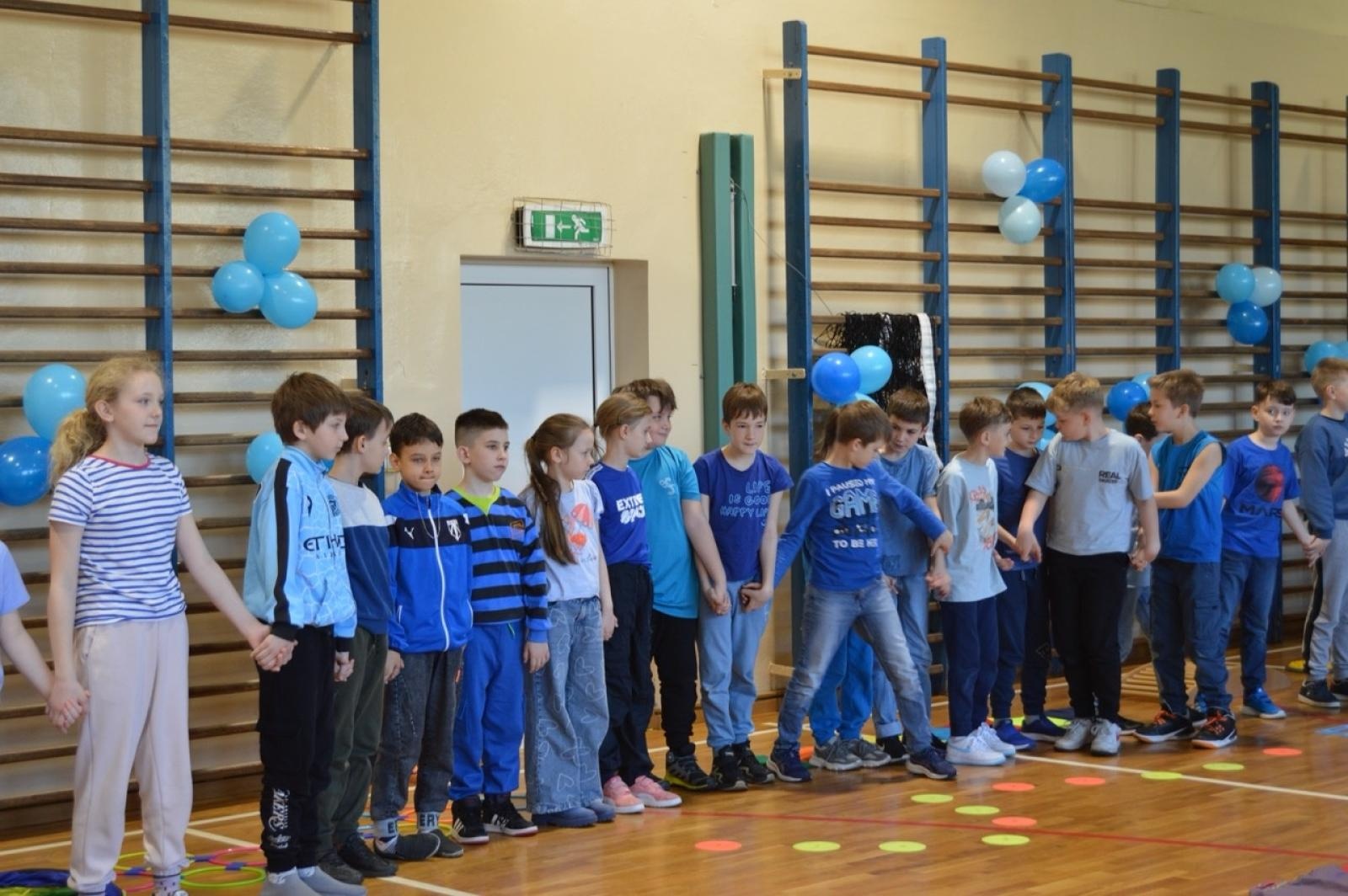 Zdjęcie w galerii na portalu naszraciborz.pl: Światowy Dzień Świadomości Autyzmu w SP4 – dzień integracji i tolerancji wiadomości z regionu