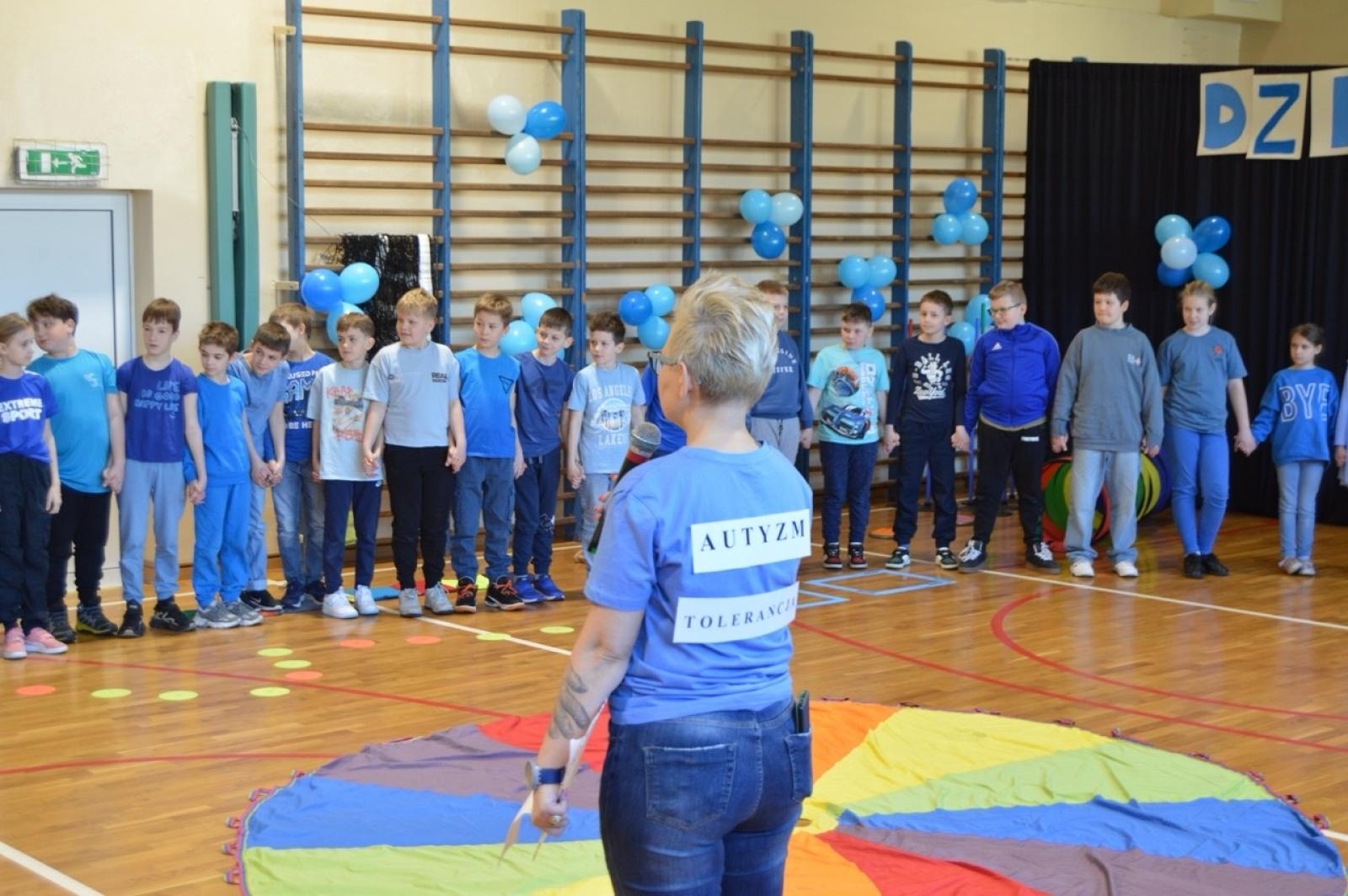 Zdjęcie w galerii na portalu naszraciborz.pl: Światowy Dzień Świadomości Autyzmu w SP4 – dzień integracji i tolerancji wiadomości z regionu