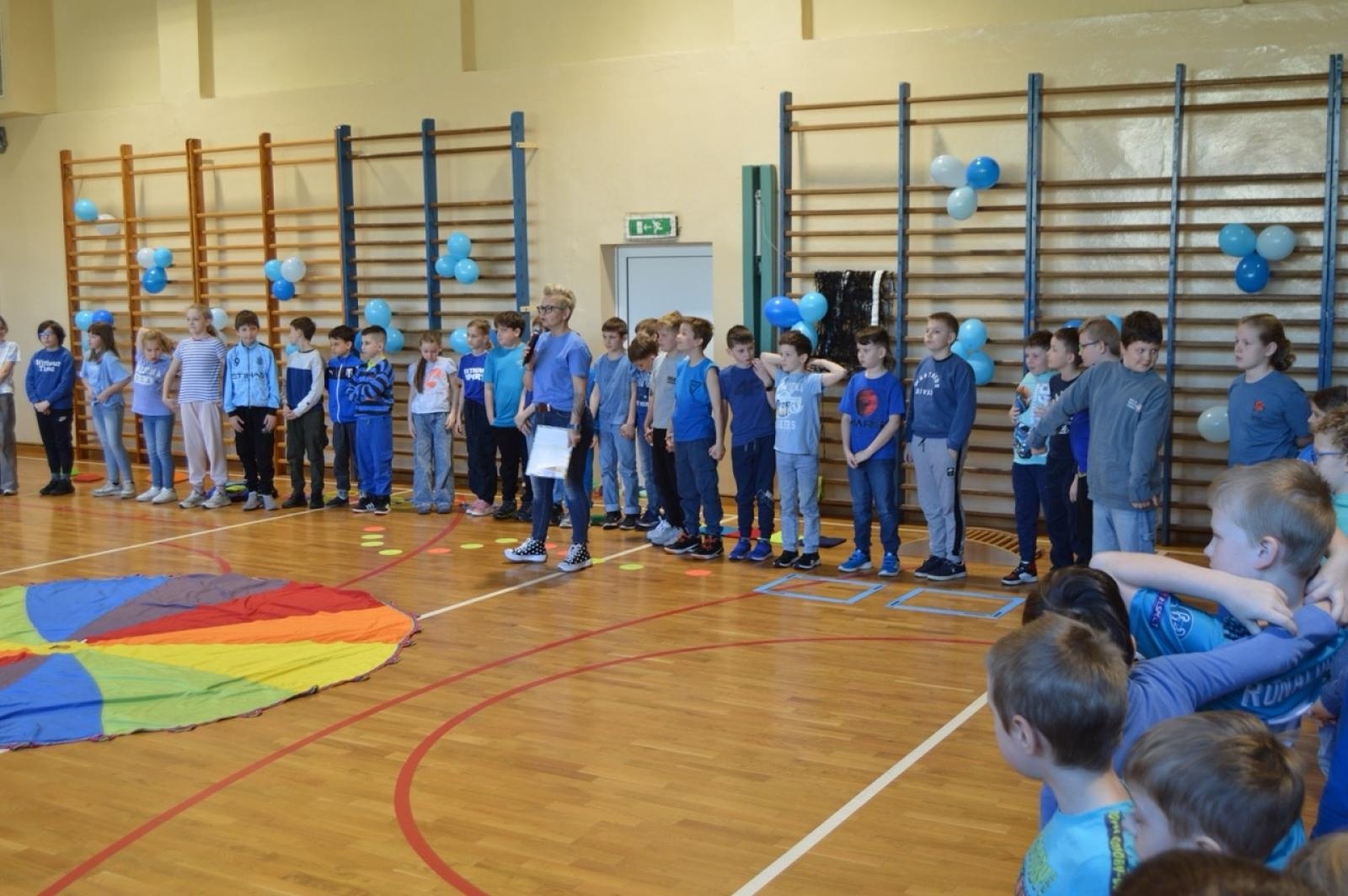 Zdjęcie w galerii na portalu naszraciborz.pl: Światowy Dzień Świadomości Autyzmu w SP4 – dzień integracji i tolerancji wiadomości z regionu