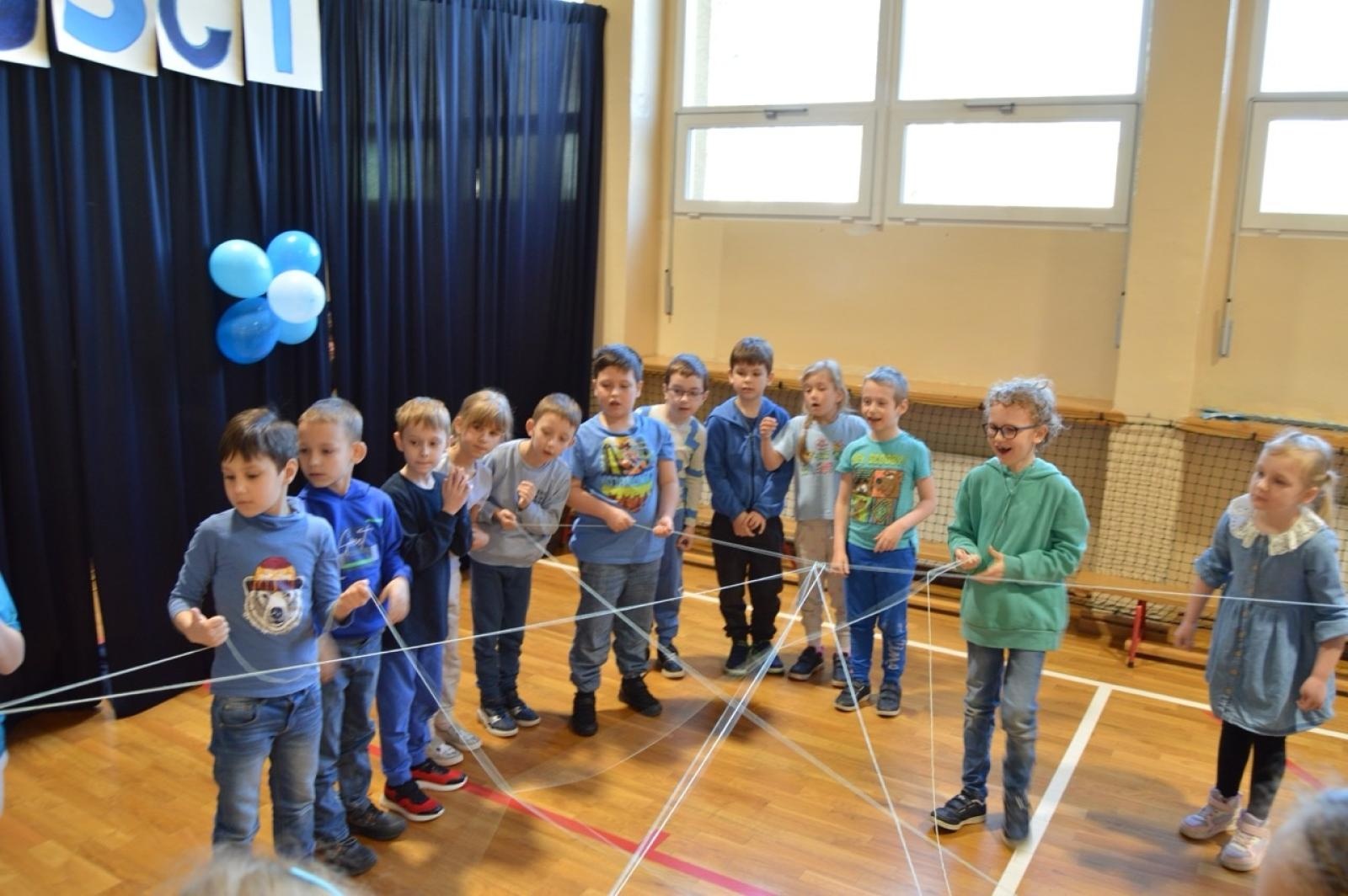 Zdjęcie w galerii na portalu naszraciborz.pl: Światowy Dzień Świadomości Autyzmu w SP4 – dzień integracji i tolerancji wiadomości z regionu