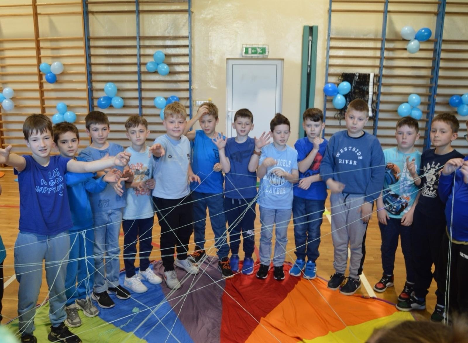 Zdjęcie w galerii na portalu naszraciborz.pl: Światowy Dzień Świadomości Autyzmu w SP4 – dzień integracji i tolerancji wiadomości z regionu